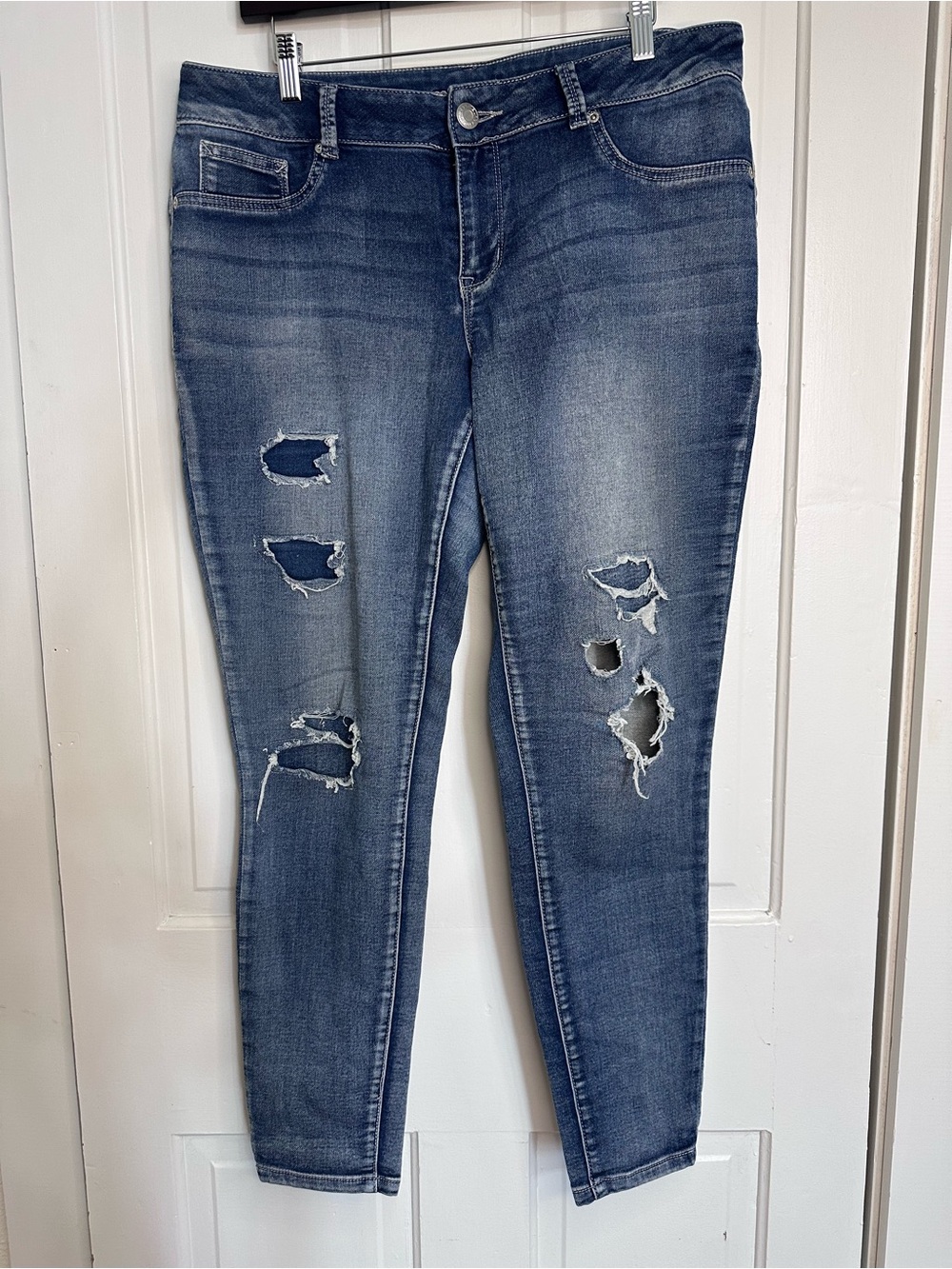 maurices Women's Skinny Jeans Blue Medium Wash Distressed Stretch 5-Pocket, L